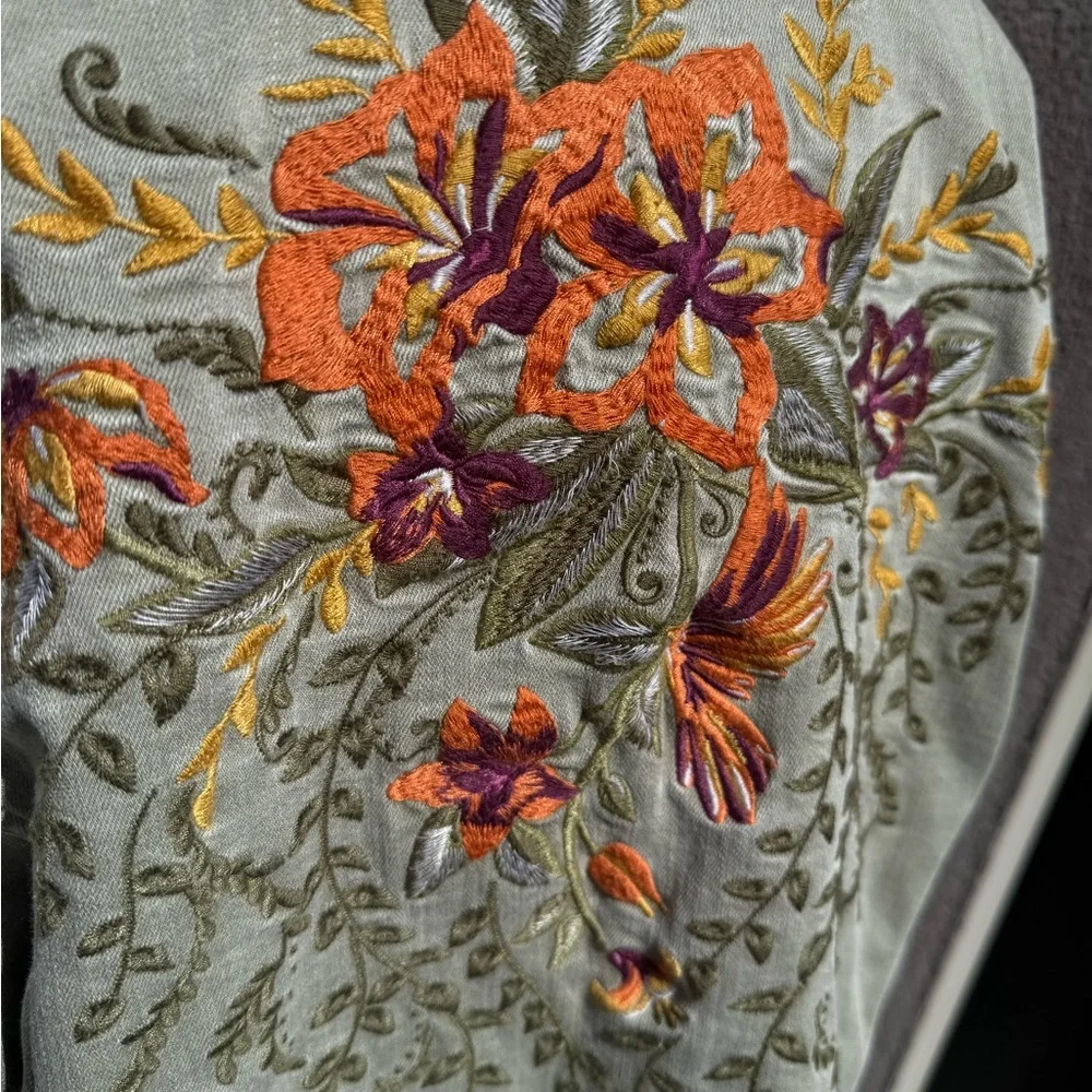 Chico's Womens Embroidered Sage-Denim Jacket Size XL (3) Frayed Hem - Picture 2 of 4